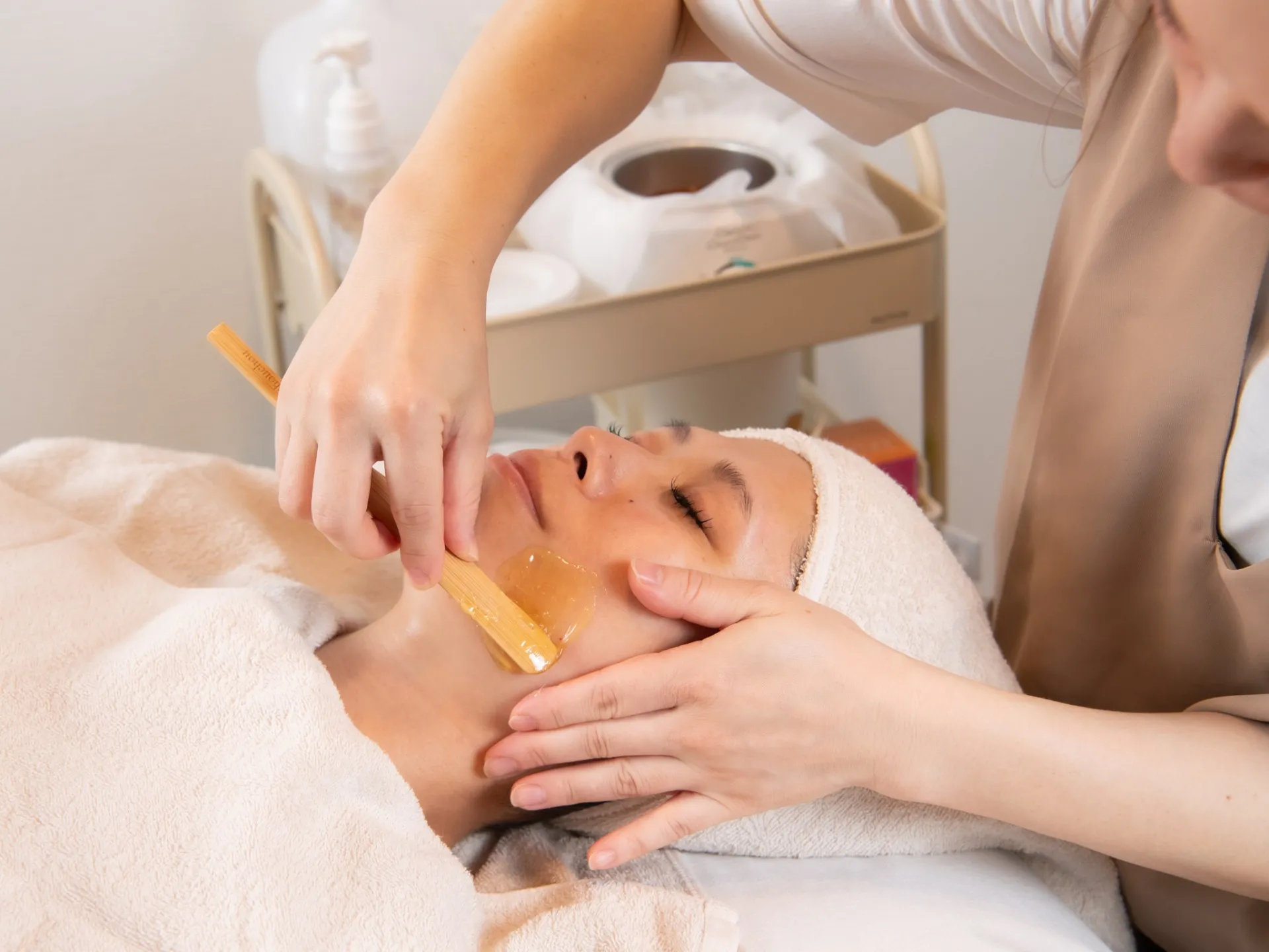 エステで叶える福岡県北九州市の乾燥肌改善とマツヤニホットセラピー＆クレイセラピー体験